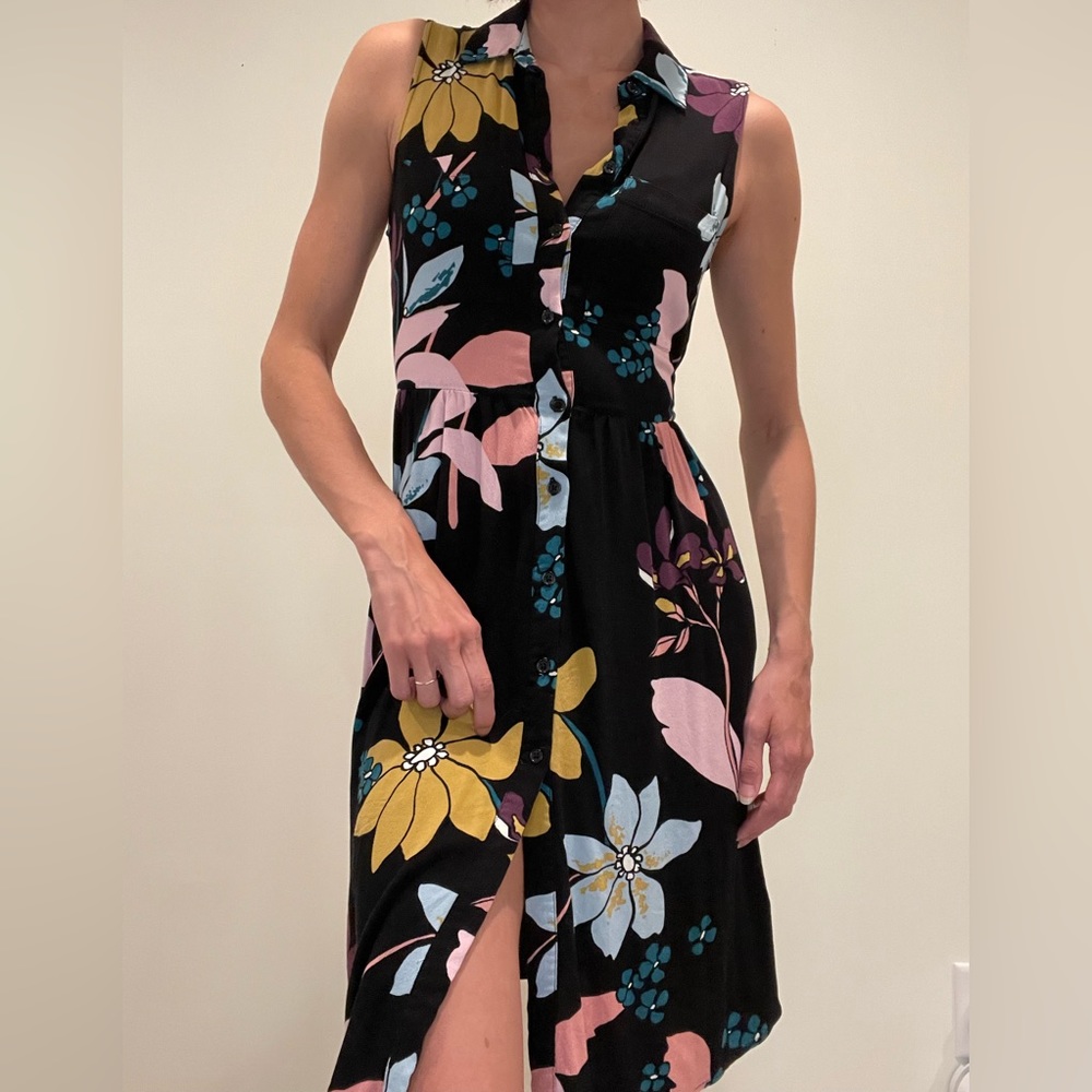SLEEVELESS BUTTON DOWN DRESS